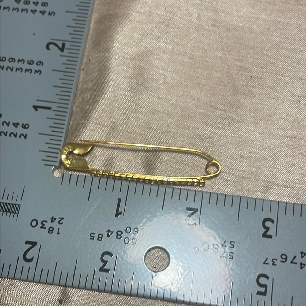 Elegant Gold Safety Pin Brooch - Picture 3 of 3